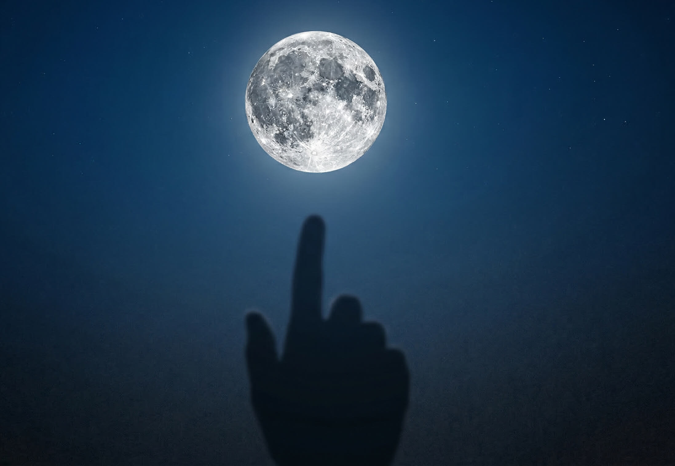 Main en silhouette pointant vers une pleine lune lumineuse dans un ciel nocturne bleu profond — illustration de l